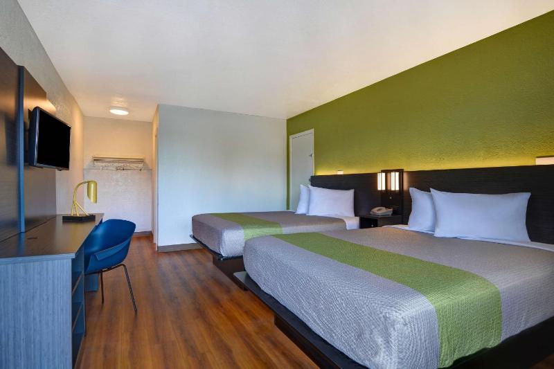 Deluxe Queen Room with Two Queen Beds - Non-Smoking image 4