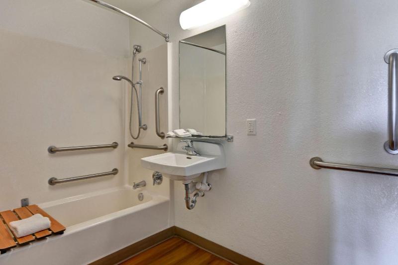 Quadruple Room - Disability Access image 3