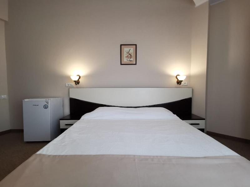 Double Room image 3