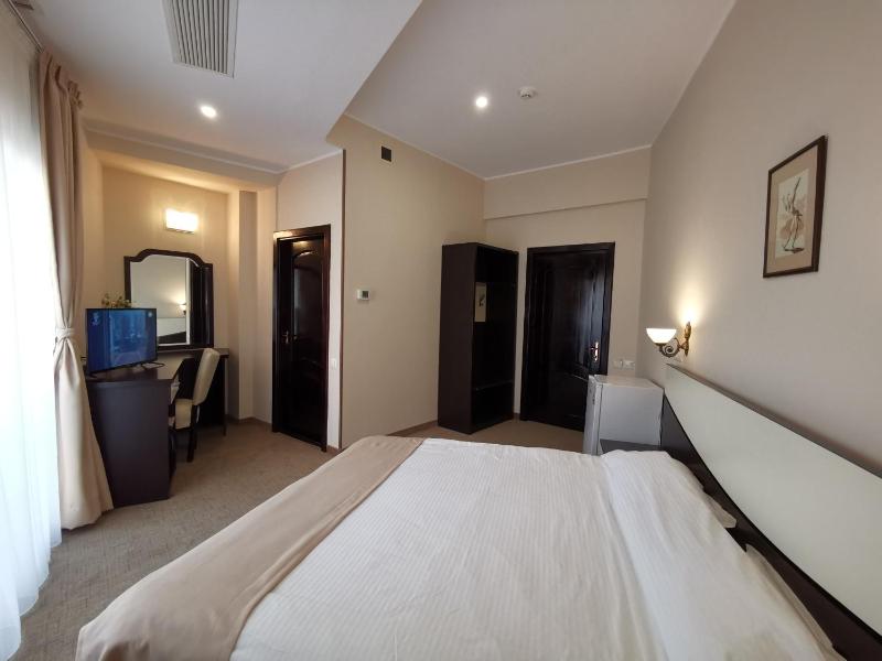 Double Room image 4