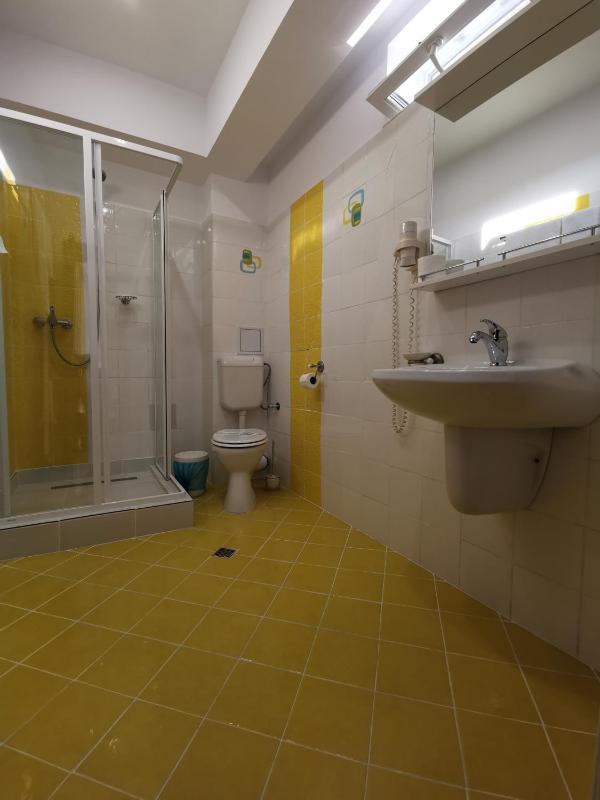Twin Room image 4