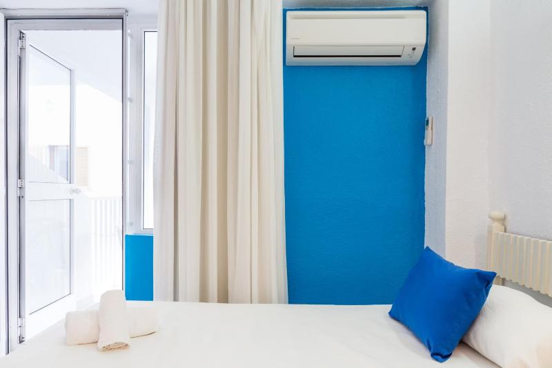 Twin Room with Balcony image 1