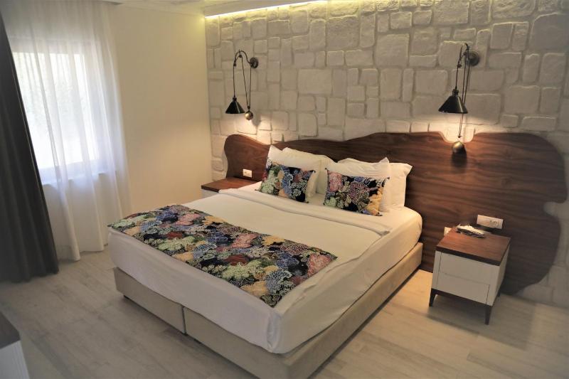 Queen Room with Spa Bath image 4