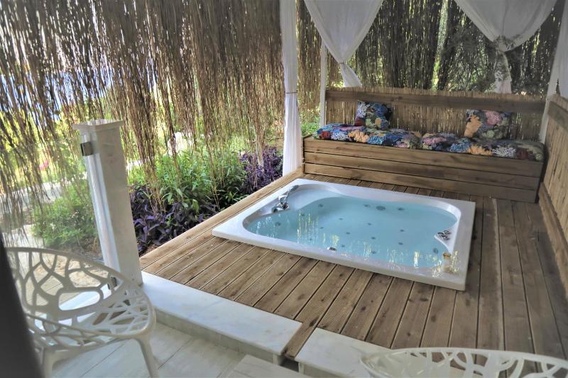 Queen Room with Spa Bath image 1