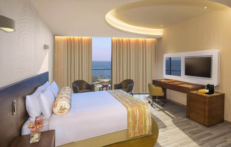 DELUXE ONE BEDROOM SUITE, Club Lounge Access, Partial Sea View image 1