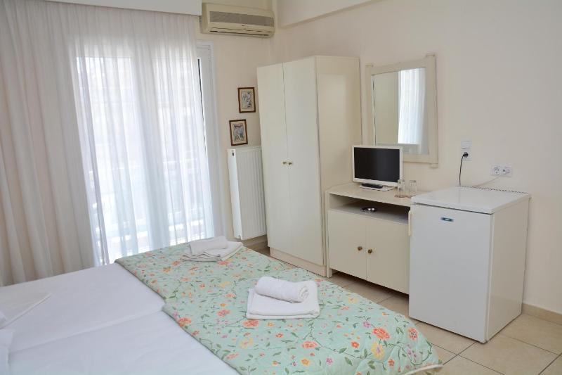 Standard Triple Room image 2