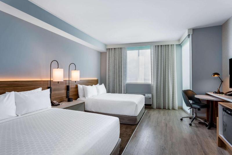 Queen Room with Two Queen Beds - Non-Smoking image 4