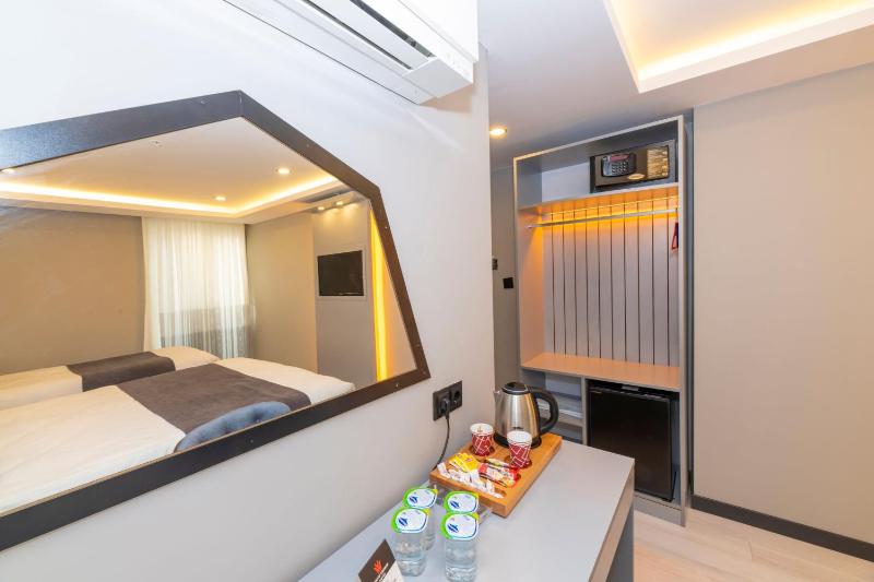 Deluxe Triple Room image 3