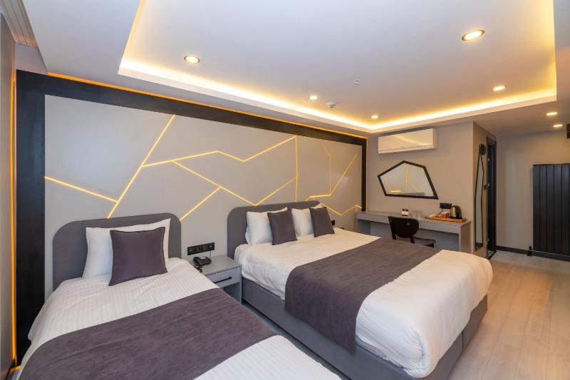 Deluxe Triple Room image 4