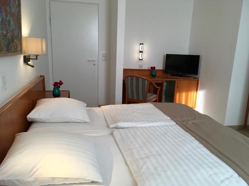 Twin Room image 1