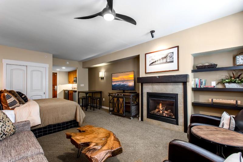 Apartment with Mountain View image 1