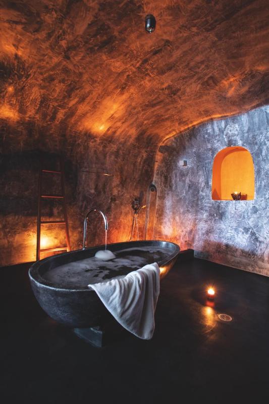Honeymoon Suite with Caldera View image 4