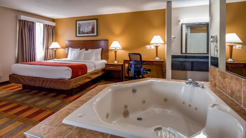 King Suite with Spa Bath - Pool View - Non Smoking image 4