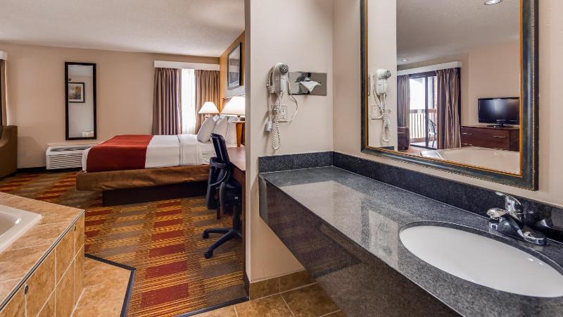 King Suite with Spa Bath - Pool View - Non Smoking image 3