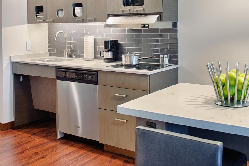 One-Bedroom Queen Suite with Kitchen and Accessible Tub - Disability Access image 4