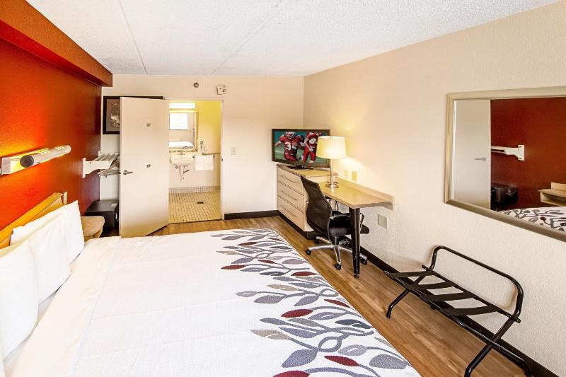 Deluxe King Room Disability Access Smoke Free image 1