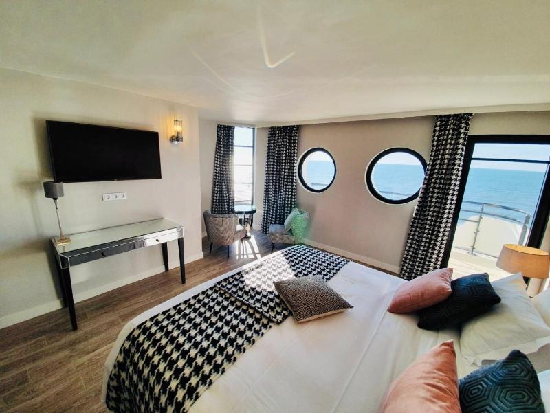 Double Room with Sea View image 1