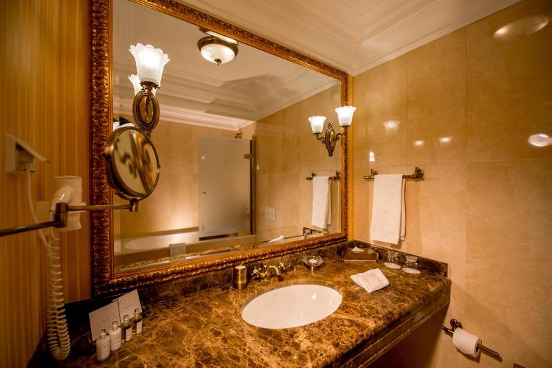 Superior Suite image 2