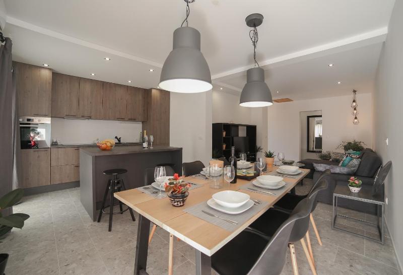 Three Bedroom Apartment with Balconies and Sea View image 3