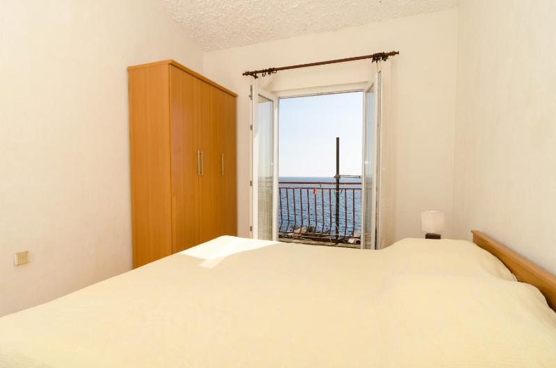 Three Bedroom Holiday Home with Terrace and Sea View image 1