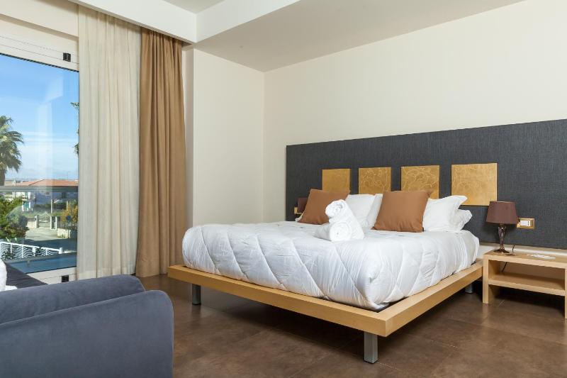 Deluxe Double Room image 3