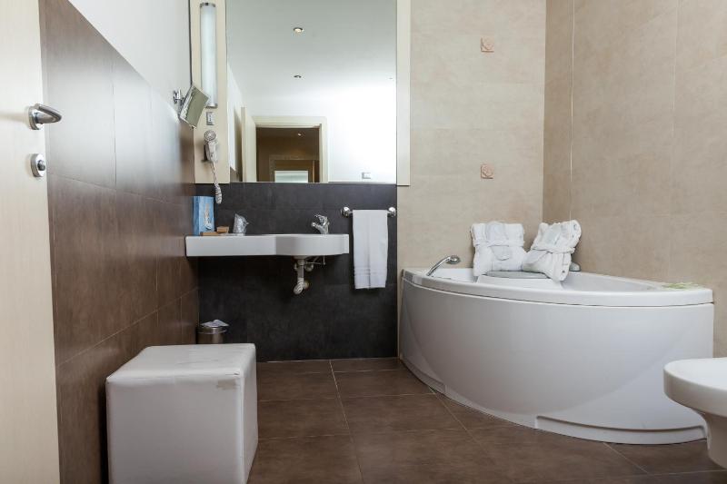 Comfort Double Room with Bath Tub image 3