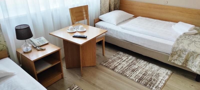 Standard Twin Room image 4