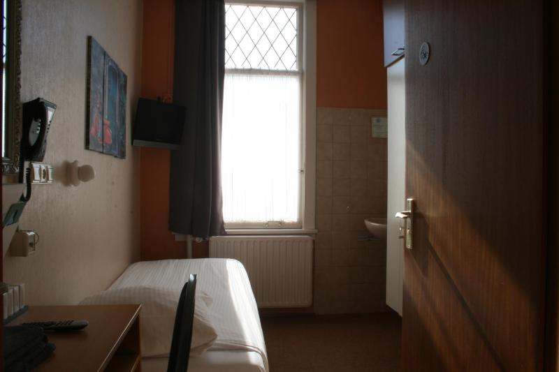 Budget Single Room image 3