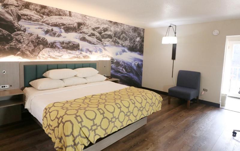 King Room with River View - Disability Access/Non-Smoking image 3