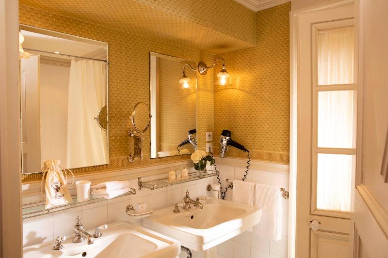 Double or Twin Deluxe Room image 4