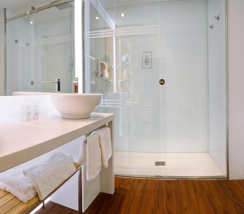 Double Room with Pool View image 3
