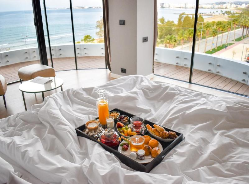 Double Room with Balcony and Sea View image 3