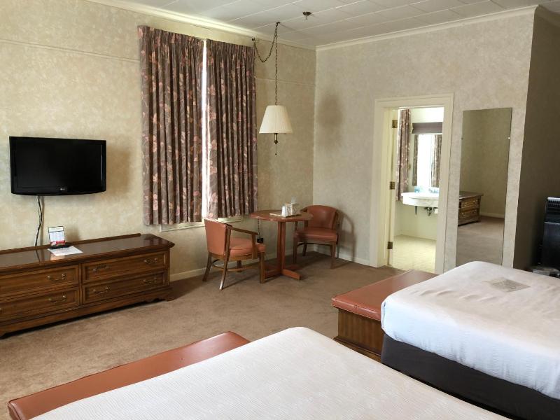 Standard Double Room image 3