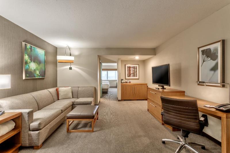 Queen Room with Two Queen Beds and Sofa Bed - High Floor image 3