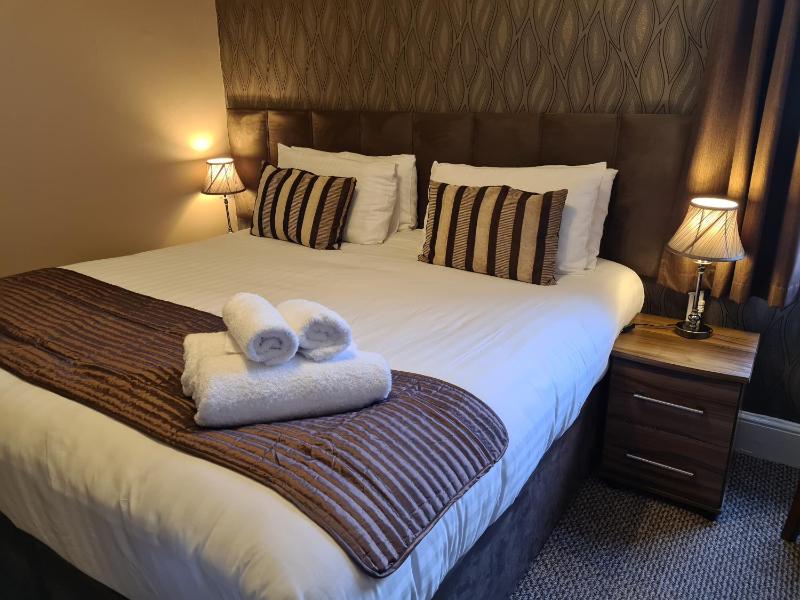 Double or Twin Room with Bathroom image 3