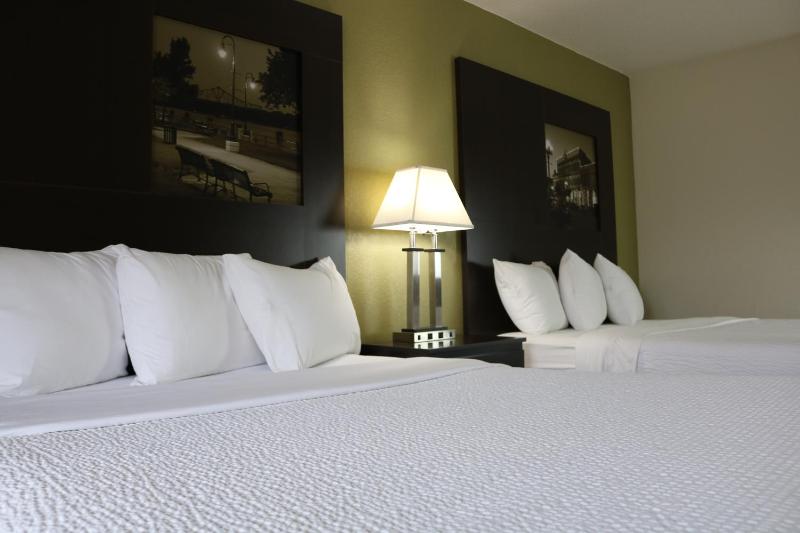Queen Room with Two Queen Beds - Non-Smoking image 3