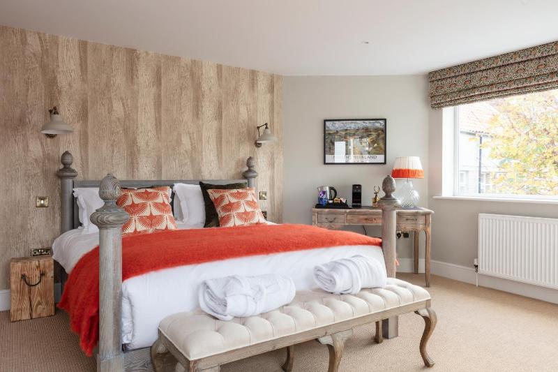 Deluxe King Room image 1