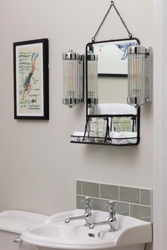 Twin Room image 4