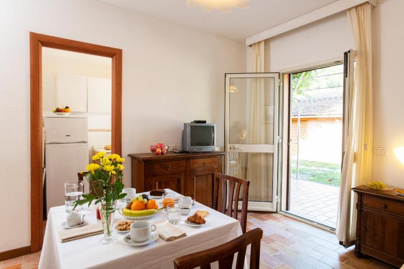 One-Bedroom Apartment (5 Adults) - Separate Building image 4