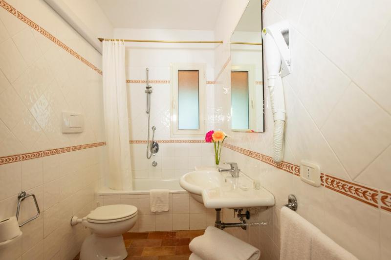 One-Bedroom Apartment (5 Adults) - Separate Building image 3