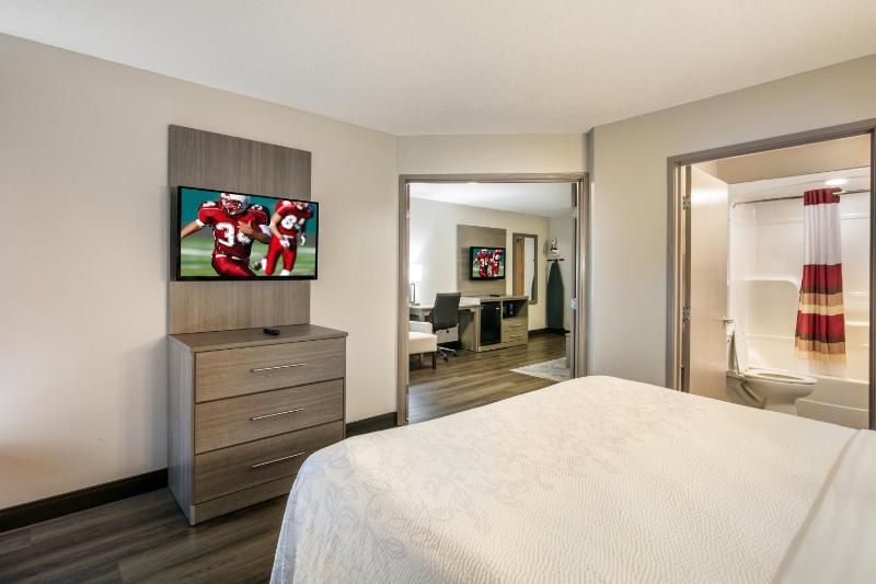 Suite King Room with Sofa Bed Disability Access Smoke Free image 4