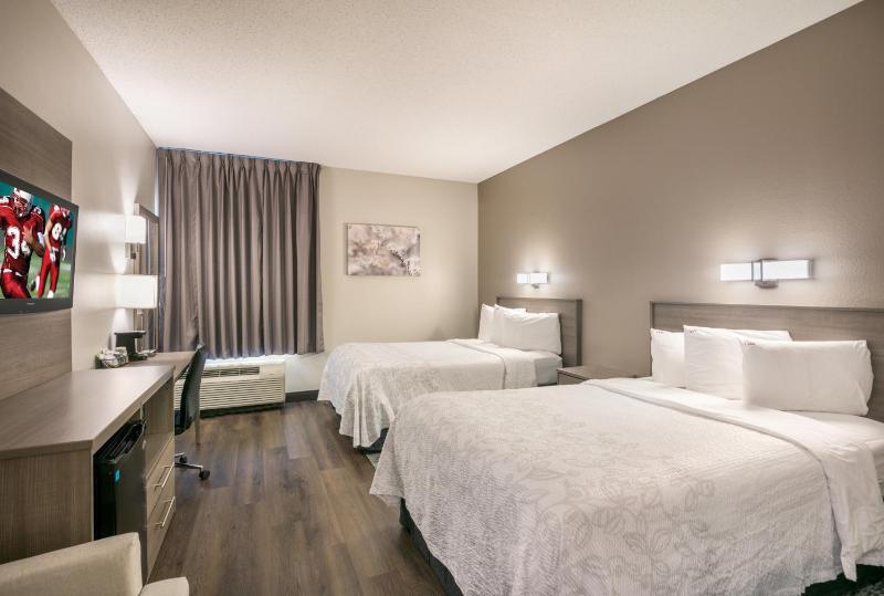 Deluxe Room with Two Double Beds Disability Access Roll-In Shower Smoke Free image 4