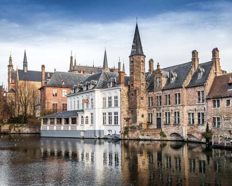 Guesthouse Dijver - Serene Escape in the Heart of Historic Bruges - image 3