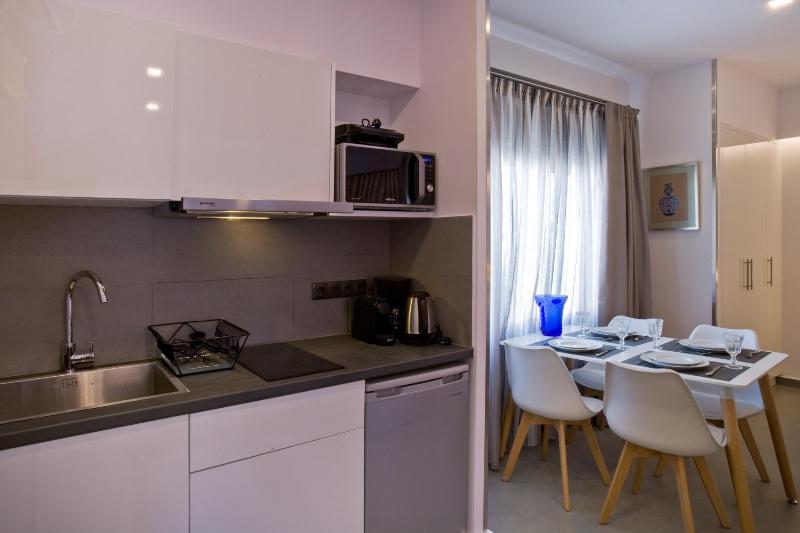 SYNATHENS APARTMENTS & STUDIOS - image 2