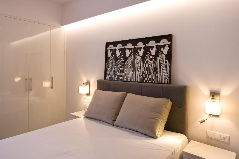 SYNATHENS APARTMENTS & STUDIOS - image 4