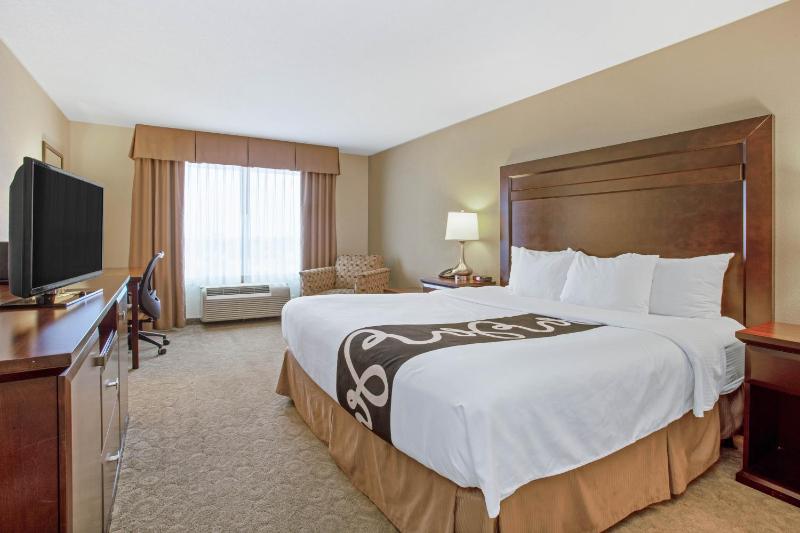 Deluxe King Room image 2