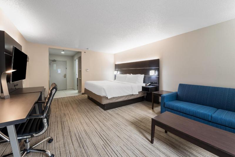 Standard King Room image 2