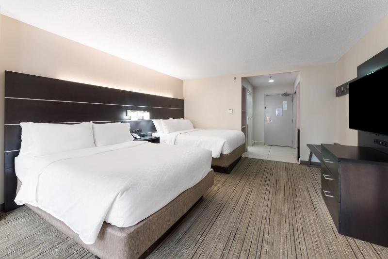Standard Room with Two Queen Beds image 2