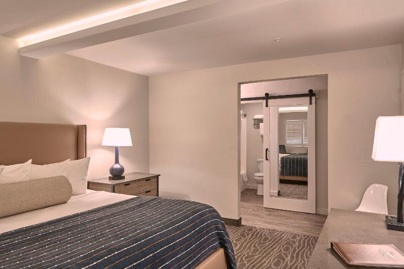 Fredericksburg Inn And Suites - image 18