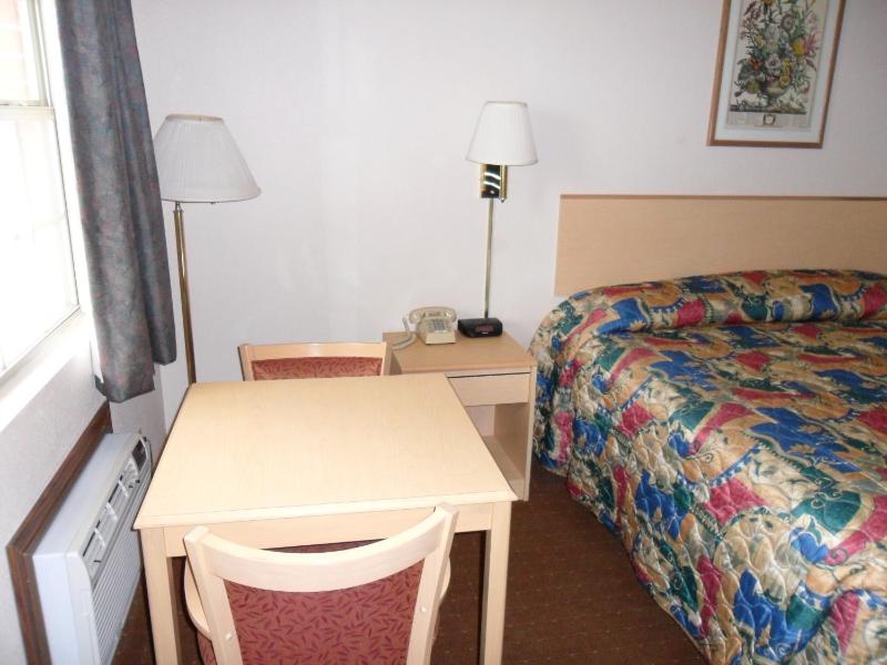 Queen Room - Non-Smoking image 2